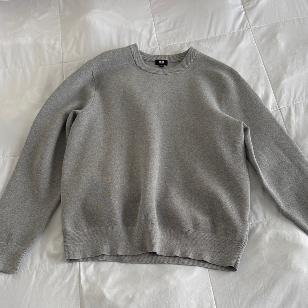 Uniqlo Women's Light Gray Crew Neck Sweater
